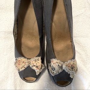Aerosoles Peek-a-boo toe wedge with cute flowered bow accent. Size 11